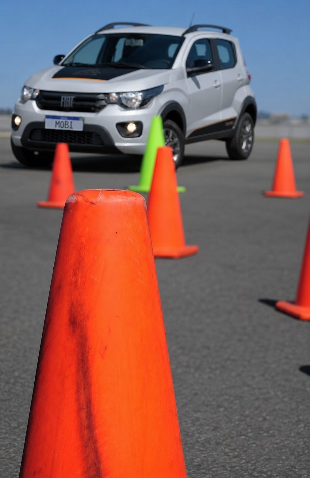 Auto de práctica recorriendo un circuito con conos